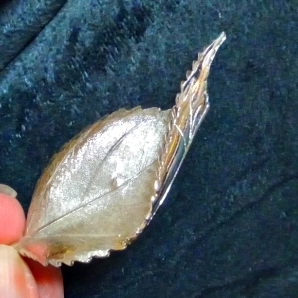 Artisan made silver plated leave broach - Picture 2 of 4